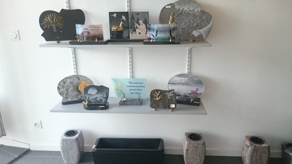 differentes plaques exposes en magasin
