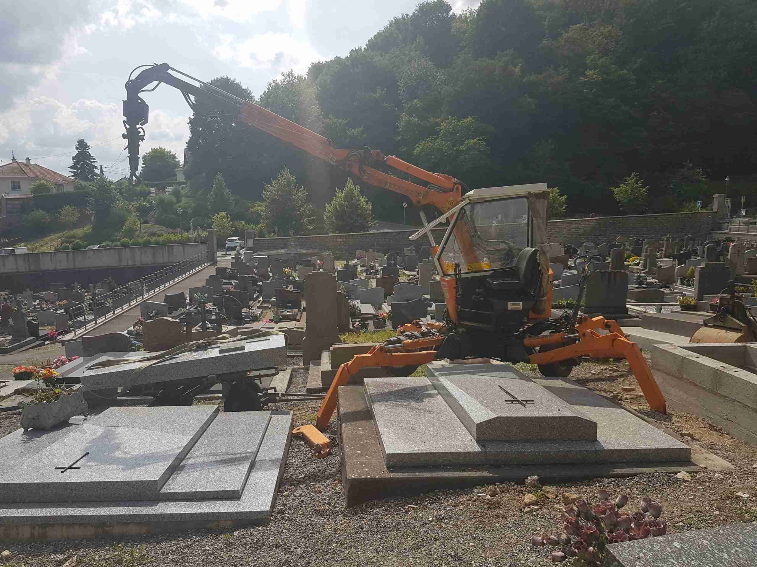 pelleteuse creusant une tombe