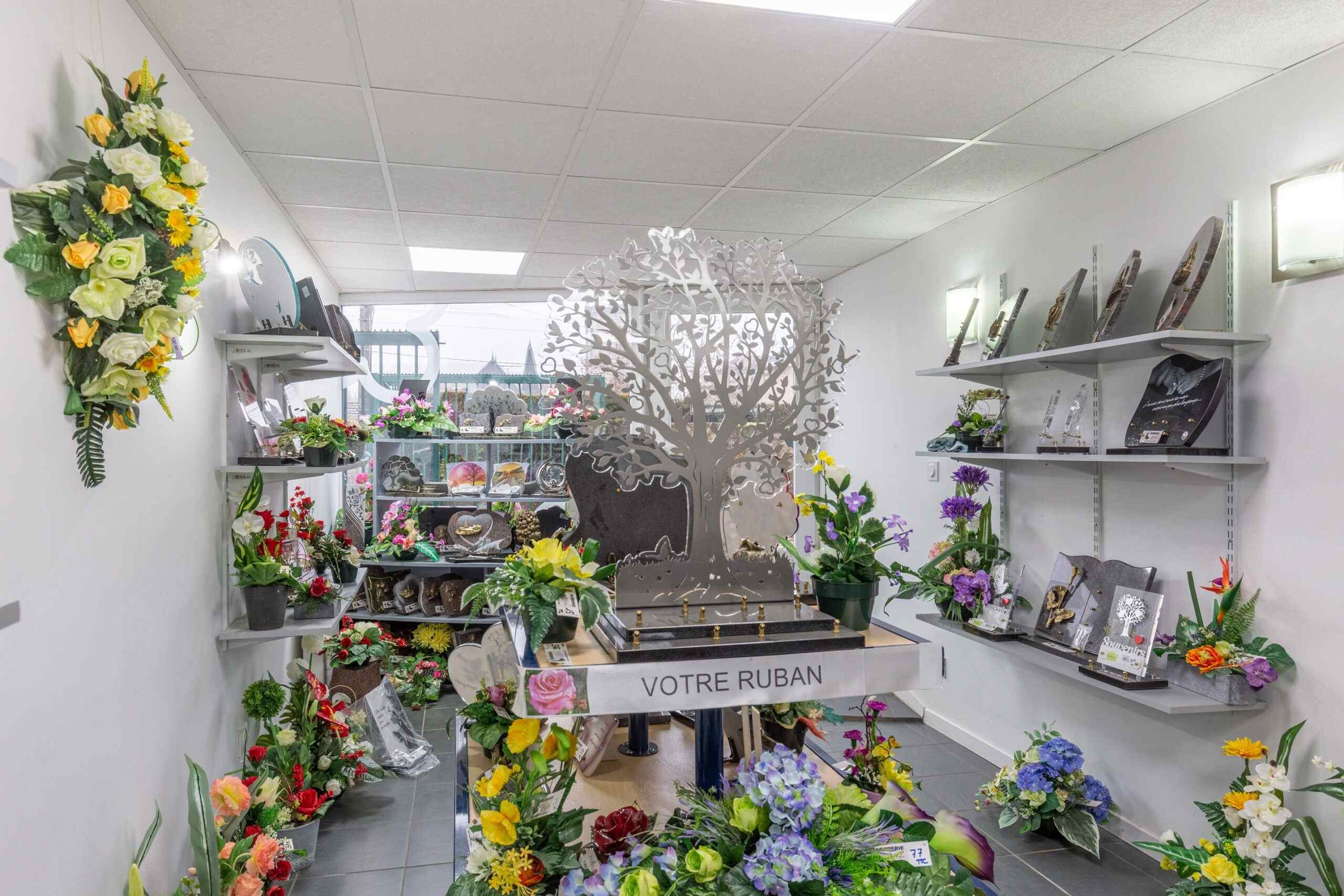 articles funeraires exposes en magasin